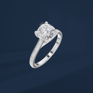 Bague de fiançailles pour femme en platine PT950 avec diamant taille coussin brillant et diamants latéraux couleur D, style classique, certifiée IGI - Product Image 2
