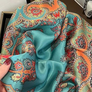 Nouvel arrivage : Foulard carré 100 % pure soie de mûrier 27''x27'' pour femme (pour la tête ou le cou) - Product Image 4