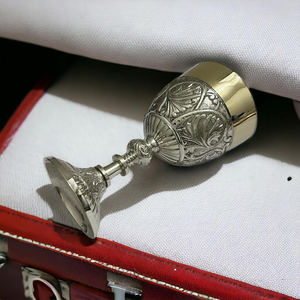Copa de Latón Ornamentada con Grabado en Relieve y Acabado Plateado, Cáliz Decorativo Vintage Hecho a Mano, Copa de Vino de Metal, Decoración Tradicional para Mesa - Product Image 3