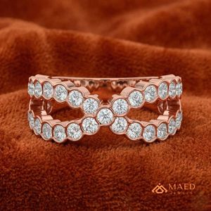Anillo de Moissanita con Corte Brillante Redondo, Biseles y Banda Cruzada Abierta, Oro Rosa de 14K, Joyería Fina para Boda, Lujo Manhattan - Product Image 4