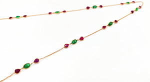 Collier en or jaune massif 18 carats avec rubis et émeraudes naturels, chaîne sertie de pierres précieuses rouges et vertes alternées - Product Image 4