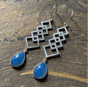 Boucles d'oreilles pendantes longues en calcédoine bleue minimaliste, argent sterling 925 - Bijoux fins tendance, fournisseur en gros - Product Image 3