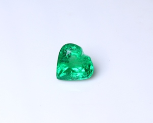 Esmeralda Natural de Zambia de Alta Calidad, 2.87 Quilates, Corte Corazón Facetado, Buena Claridad, Verde Intenso, Certificada por IGI, Sin Tratamiento, para Joyería - Product Image 3