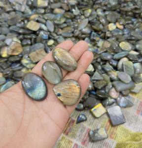 พลอยลาบราดอไรต์ธรรมชาติคุณภาพสูง หลายสี หลายรูปทรง เรียบเนียน ขนาดคละแบบ น้ำหนัก 5 กก. สำหรับทำเครื่องประดับ ขายส่ง พลอยทับทิม - Product Image 3