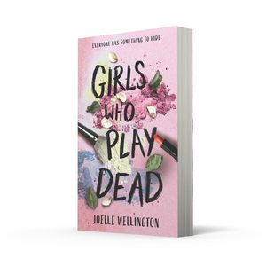 Girls Who Play Dead: Paperback – 6 novembre 2025 di Joelle Wellington |   Fornitura all'Ingrosso - Product Image 3