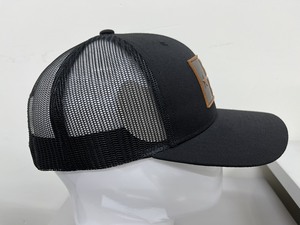 Casquette Trucker 6 Panneaux en Maille Noire avec Patch en Cuir Gaufré, Réglable, Unisexe, Style Décontracté, Fabriquée au Vietnam - Product Image 4