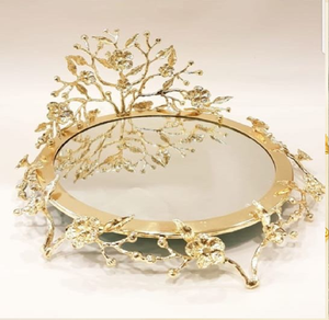 Elegante soporte de servir de dos niveles en metal dorado con intrincados diseños cortados a láser y un asa superior; disponible a precios de mayorista. - Product Image 5