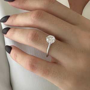 Anillo Solitario Brillante Redondo de 2 Quilates en Oro Blanco, Anillo de Compromiso de Platino con 6 Puntas, Certificado IGI - Product Image 4