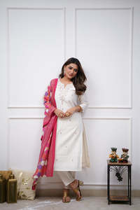 Ensemble Kurti en soie Chanderi blanche de luxe pour femmes, brodé, avec pantalon en viscose Chandetri et dupatta imprimé - Product Image 2