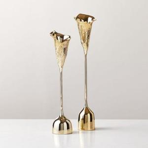 Candelabro de Metal de Lujo con Acabado Dorado Pulido, Adorno Decorativo de Mesa para Decoración Moderna del Hogar y Bodas - Product Image 1
