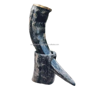 Corne à boire viking authentique et écologique, artisanale, avec décoration de style animal, polie, sculptée, faite à la main, grande taille, naturelle - Product Image 1
