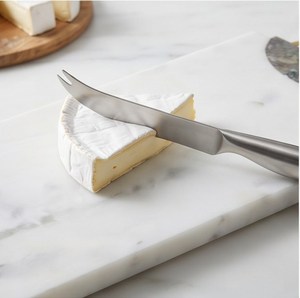 Tabla de cortar rectangular de mármol blanco con asas de anillo dorado e incrustaciones decorativas - Product Image 3