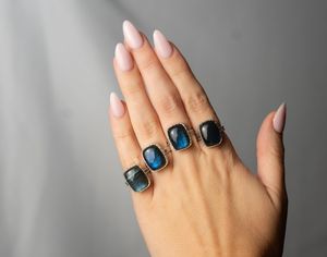 Anillo Rectangular de Labradorita con Filigrana Gótica y Destello Azul, Anillo de Plata Hecho a Mano, Regalo para Ella - Product Image 1