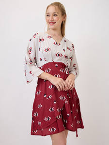 Vestido midi acampanado con estampado geométrico rojo, cuello en V, manga tres cuartos acampanada, dobladillo acampanado, tela georgette, cintura natural, ecológico. - Product Image 4