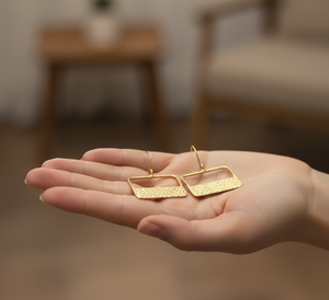 Boucles d'oreilles pendantes rectangulaires en laiton faites à la main, résistantes au ternissement, style bohème géométrique contemporain, bijoux de fête pour femmes - Product Image 4