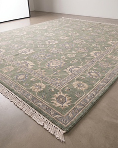 Tapis DECORDEC Oushak vert sauge, motif floral ivoire bleu poussière, bordure en palmiste botanique, 100% laine de Nouvelle-Zélande, tufté à la main - Product Image 2