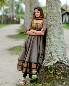 Conjunto Anarkali de Kurti, Pantalón y Dupatta de Seda Banarasi con Corte Acampanado - Estilo Moderno para Fiestas, Elegancia Lujosa para Todas las Temporadas - Product Image 2