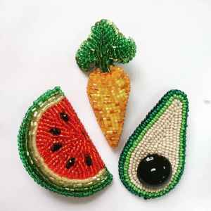 Broche Élite Figue Rouge Oignon, Broderie Artisanale de Perles de Verre, Épingle de Revers Naturelle pour Femme, Accessoire Vestimentaire de Créateur, Œuvre d'Art - Product Image 3