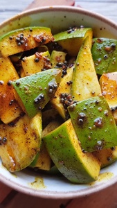 Nirvan Global - Confiture de mangue tranchée style indien, piquante et acidulée à l'huile de moutarde, condiment prêt à consommer, 1 kg, emballé dans l'huile - Product Image 2