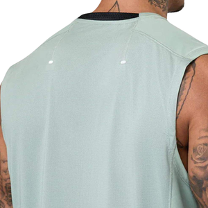Camiseta sin mangas para hombre, color verde menta, transpirable, de secado rápido, tejida, talla grande, de spandex/poliéster, estilo casual elegante, para entrenamiento y uso diario. - Product Image 4