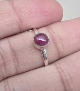 Anillo de rubí ovalado natural, hecho a mano en plata de ley 925 para mujer - Product Image 3