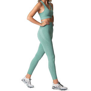 Ensemble de yoga 2 pièces pour femme : haut à manches longues avec fermeture éclair quart de tour et trous pour les pouces, et short taille haute - Product Image 3