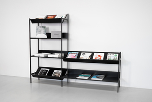 Étagère de présentation en métal noir à 4 niveaux avec étagères inclinées, organisateur de stockage industriel pour épicerie, fruits et librairie - Product Image 2