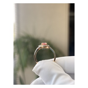 Bague de fiançailles élégante en diamant de laboratoire taille ovale avec double halo et accents baguette 1,05 carat, bijou statement pour femme en or massif 14 carats - Product Image 5