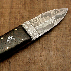 Cuchillo de Cocina con Patrón Damasco, Mango de Madera Oscura y Construcción Remachada, Pieza Coleccionable de Estilo Tradicional Hecha a Mano - Product Image 1