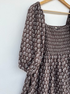 Robe longue en coton pur à manches 3/4, corsage froncé, motif floral marron, ourlet évasé, coupe confortable, style bohème, tenue d'été pour femmes, idéale pour les fêtes - Product Image 3