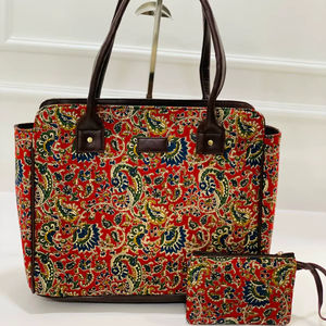 Exclusiva bolsa para portátil de mujer, estilo étnico moderno, con estampado Jaipuri, color rojo. - Product Image 1