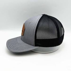 Gorra Trucker con Parche de la Torre Eiffel de París, Gris y Negra, Malla Ajustable, Cierre a Presión, Unisex, Diseño de 6 Paneles - Product Image 2