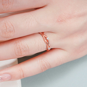 Anillo de Oro Rosa de 14K con Hoja Infinita y Diamante Cultivado en Laboratorio - Product Image 1