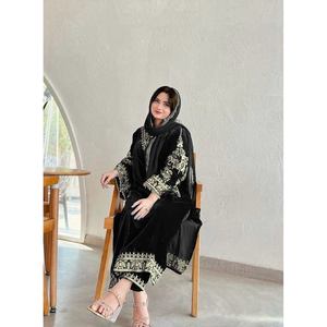 ผ้ากำมะหยี่ปักลายดอกไม้สีดำ - Product Image 3