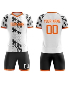 Ensemble de maillots de foot personnalisés blanc, noir, orange, imprimé géométrique, sublimé, 100% polyester, unisexe adulte, toutes saisons - Product Image 4