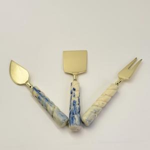 Juego de 3 espátulas para queso de acero inoxidable hechas a mano con mango de resina, venta al por mayor de fábrica, para fiestas, bodas y hoteles - Product Image 3