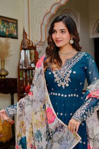 Vestido Anarkali de diseñador en oferta con bordados elegantes y dupatta a juego, disponible a precios de mayorista desde India. - Product Image 6