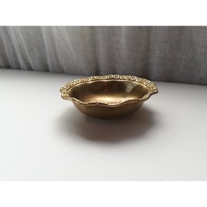 El tazón de latón para servir, muy popular, es una inversión en la belleza atemporal de la cocina. El brillo del latón crea una presentación cautivadora. - Product Image 5