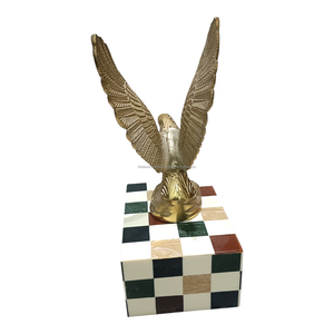 Statue d'aigle moderne en aluminium avec ailes écartées sculptées en or - Décoration de Noël et de la maison - Product Image 4