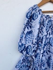 Stylisches Mädchenkleid aus Baumwolle mit Erdbeer-Motiv, Rüschenkragen, Knopfverschluss und gerafftem Rocksaum in Rot - Product Image 4
