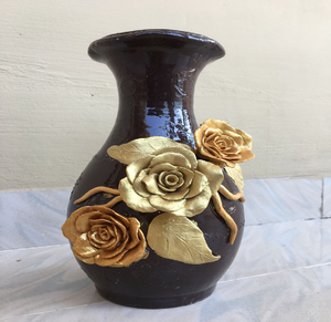 Jarrón de porcelana fina de color blanco con vibrantes flores de rosa en 3D en varios colores. Disponible a precios de mayorista. - Product Image 3