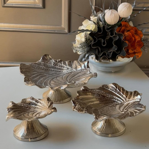 Salon famille créatif luxe gâteau aux fruits support forme irrégulière Texture dorée aluminium métal support ornements - Product Image 1