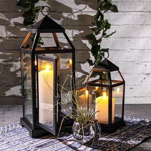 Farol de metal artesanal con diseño artístico, perfecto para regalar y realzar la decoración interior con una luz cálida y brillante. - Product Image 3