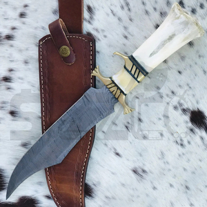 Cuchillo Bowie de Caza de Hoja Fija de Acero de Damasco Hecho a Mano con Hueso de Camello, Funda de Latón y Cuero, Regalo Ideal - Product Image 4
