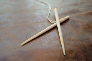 Aguja de coser huesos duradera para artesanos y fabricantes de artesanías naturales - Product Image 2