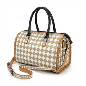 Bolsos de lona Speedy con correa para el hombro, de cuero 100% genuino, con patrones de diamantes a cuadros en color marrón camel y blanco. - Product Image 4