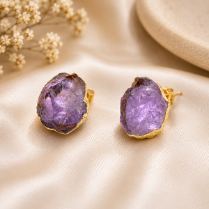 Boucles d'oreilles en améthyste brute irrégulière Boucles d'oreilles en pierres précieuses faites à la main galvanisées en or Pierre de naissance de février - Product Image 1
