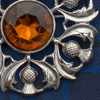 Broche audacieuse de style celtique à carreaux avec un motif d'ardennet écossais orné de pierres, tradition des Highlands 2026
