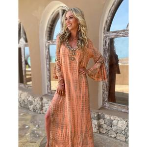เดรสยาวผู้หญิงสไตล์โบฮีเมียนสีส้มลายมัดย้อม คอวี แขนบานทรงหลวม เหมาะสำหรับใส่ไปเที่ยวชายหาดหรือรีสอร์ท - Product Image 2