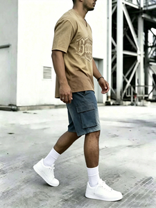 Conjunto de 2 piezas de ropa urbana para hombre: Camiseta de cuello en V con estampado de letras góticas y distintivo vintage color caqui y pantalones cortos cargo de mezclilla - Product Image 4